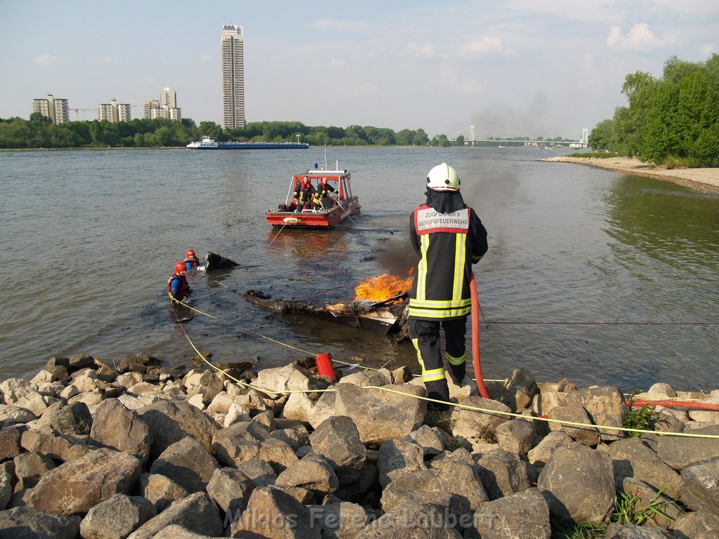 Kleine Yacht abgebrannt Koeln Hoehe Zoobruecke Rheinpark P116.JPG